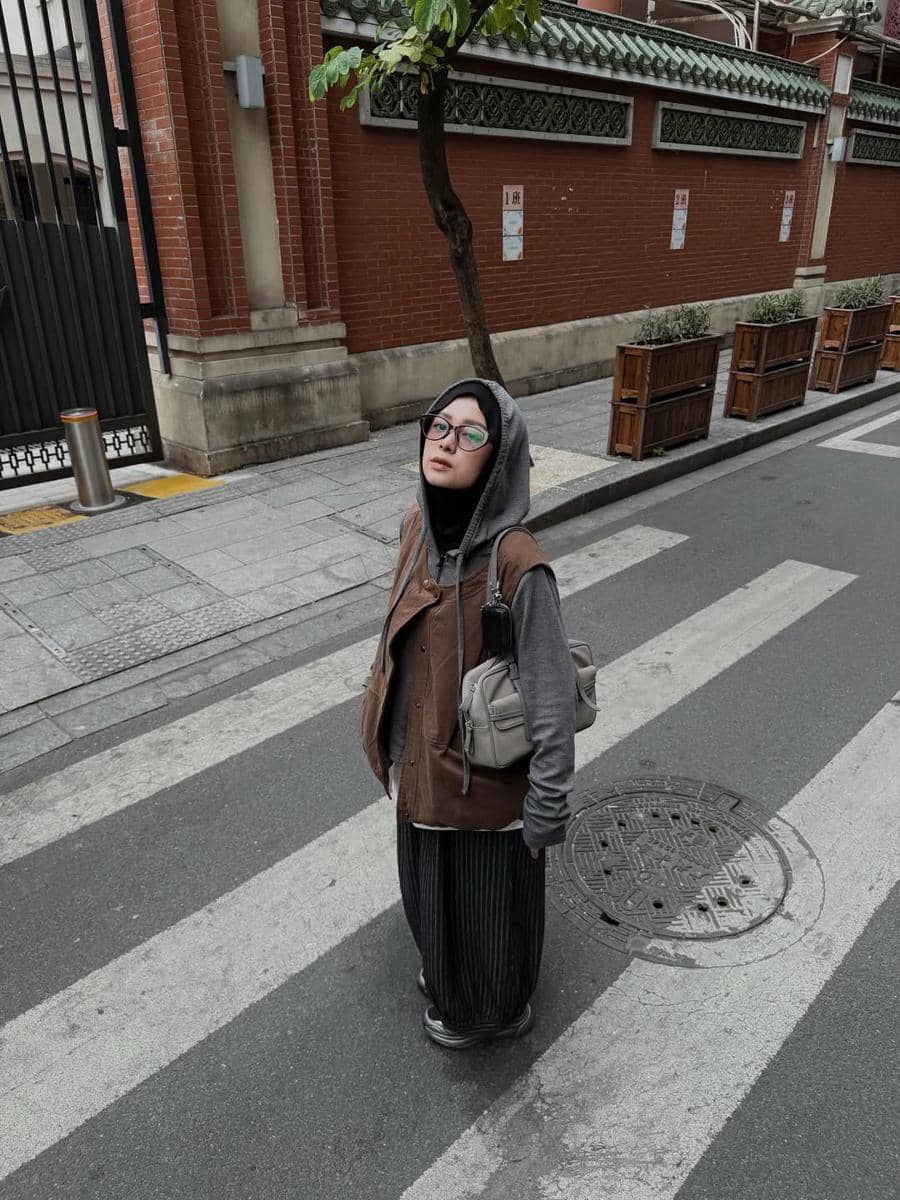 Mix and Match Gaya Urban Chic ala Deana Hanifa