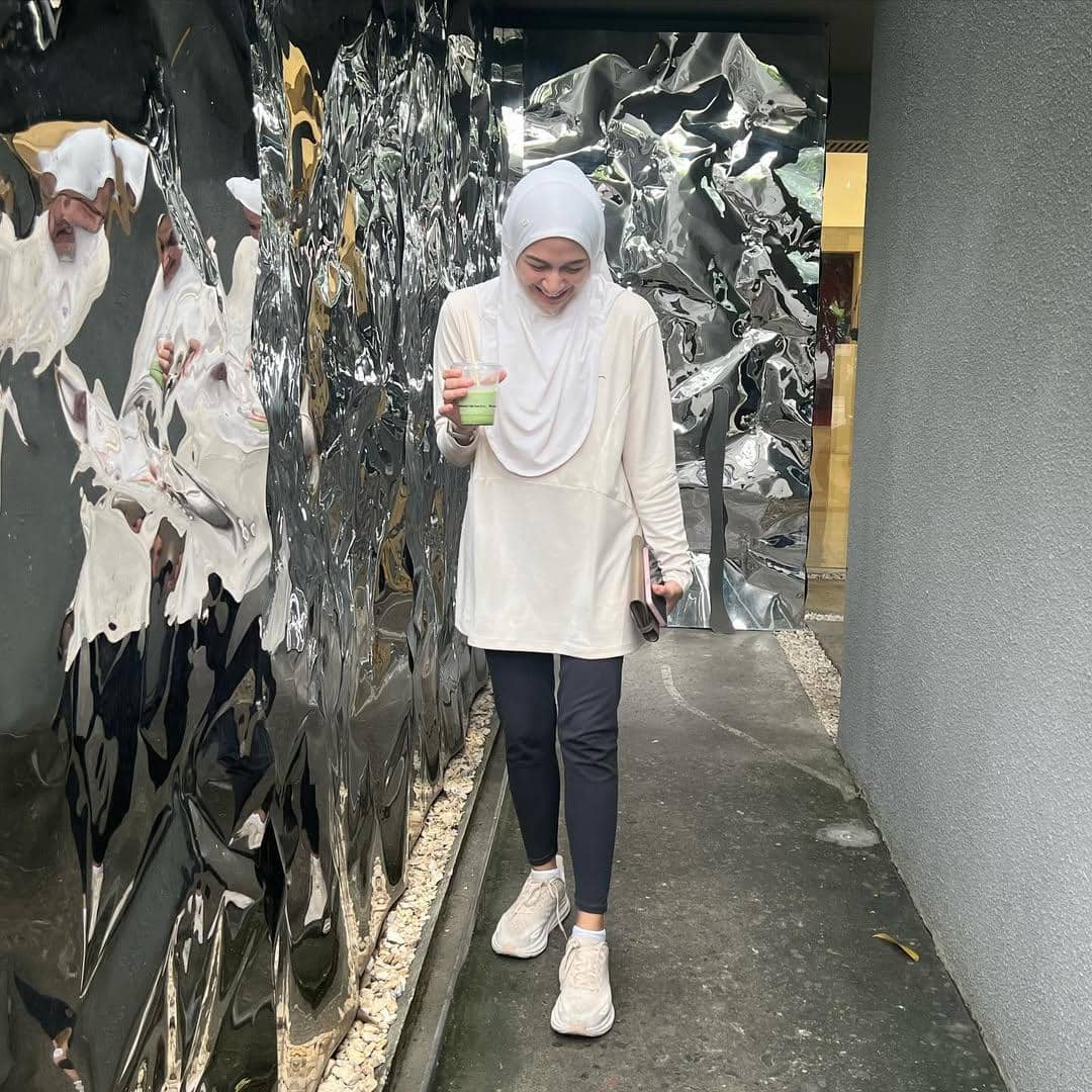 ide outfit olahraga ala Nina Zatulini 