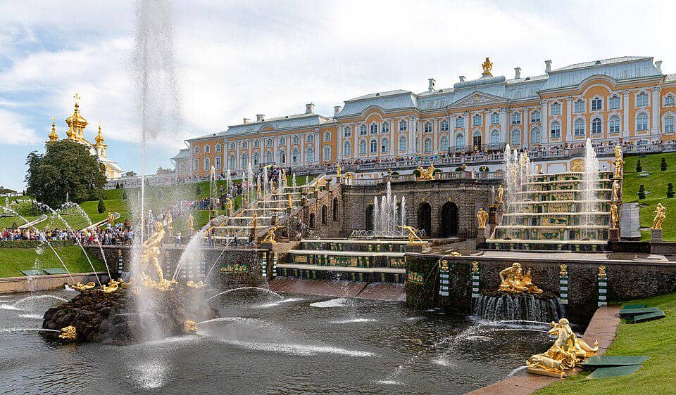 Istana Peterhof di Rusia