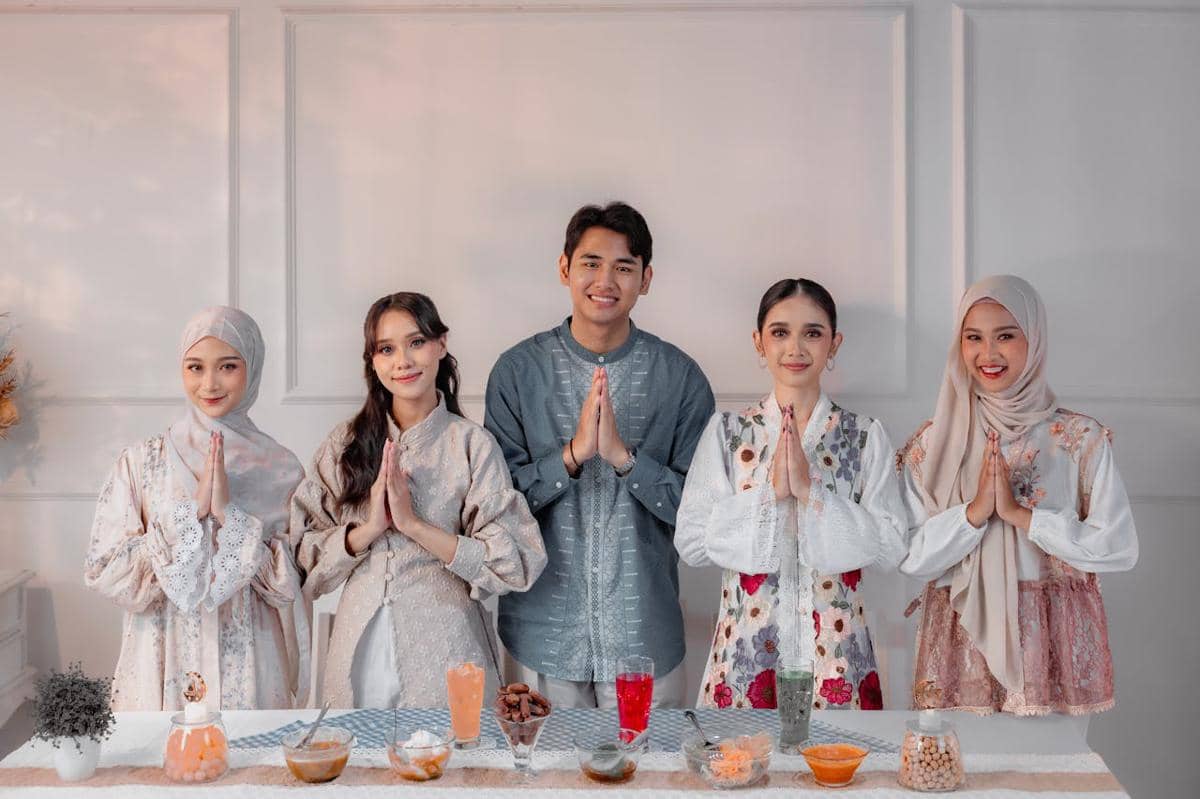 ilustrasi halalbihalal dengan pakaian yang rapi dan sopan