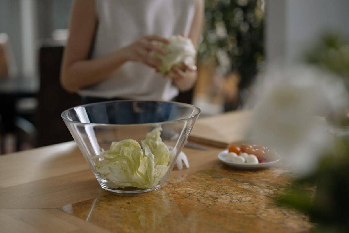 ilustrasi membuat salad tuna mediterania