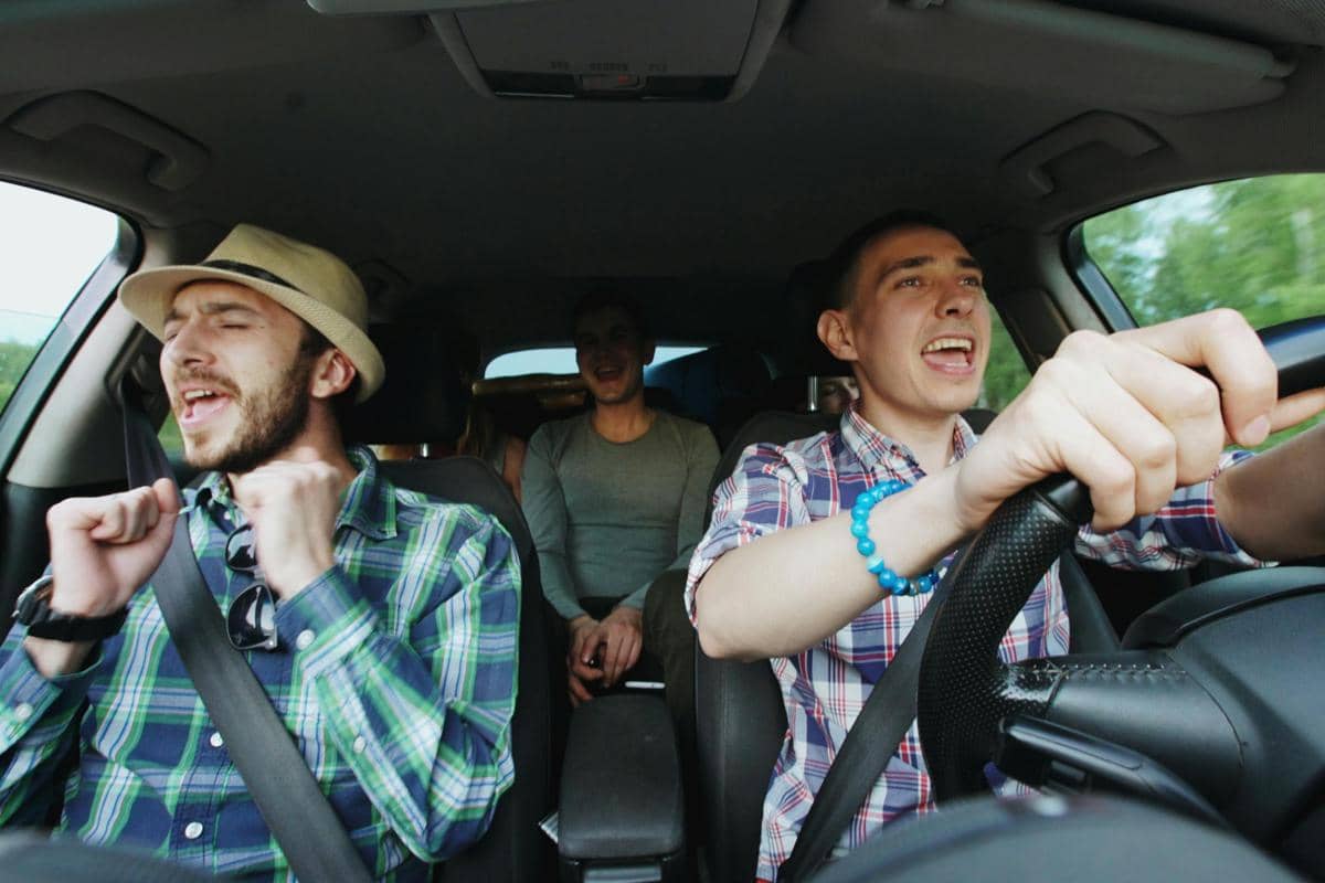 ilustrasi orang bernyanyi dalam mobil