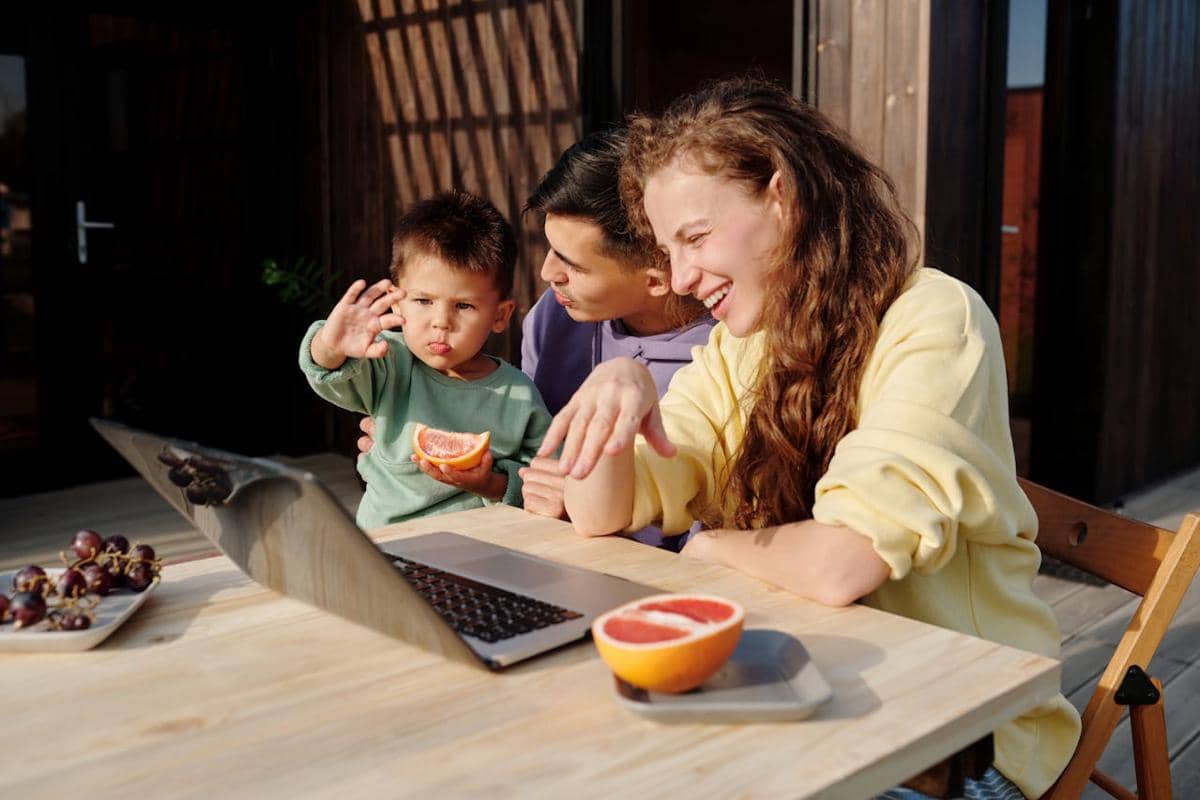 ilustrasi menelepon keluarga