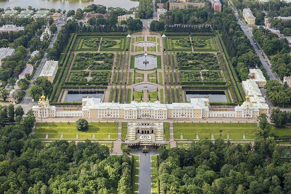 Istana Peterhof di Rusia