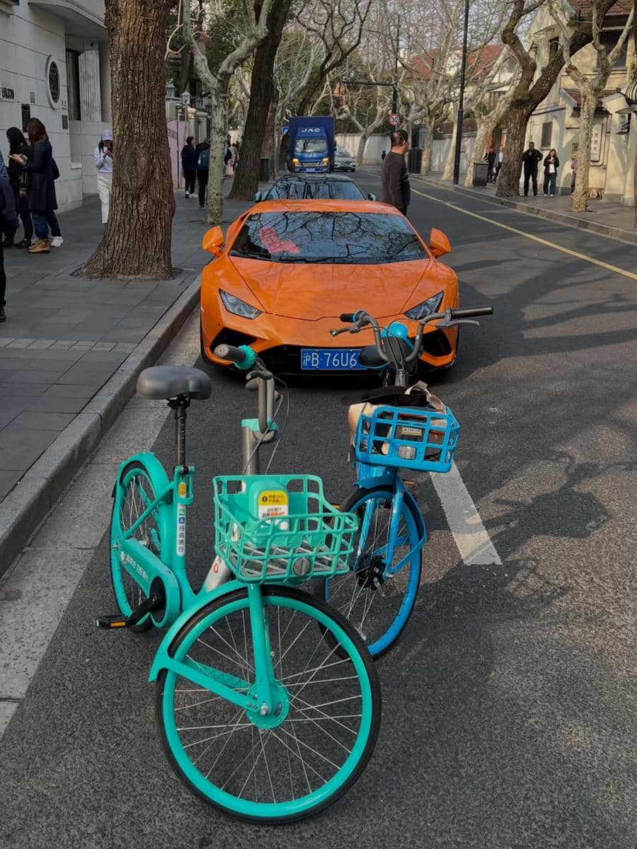 Kenes Andari dan suami berlibur ke Shanghai