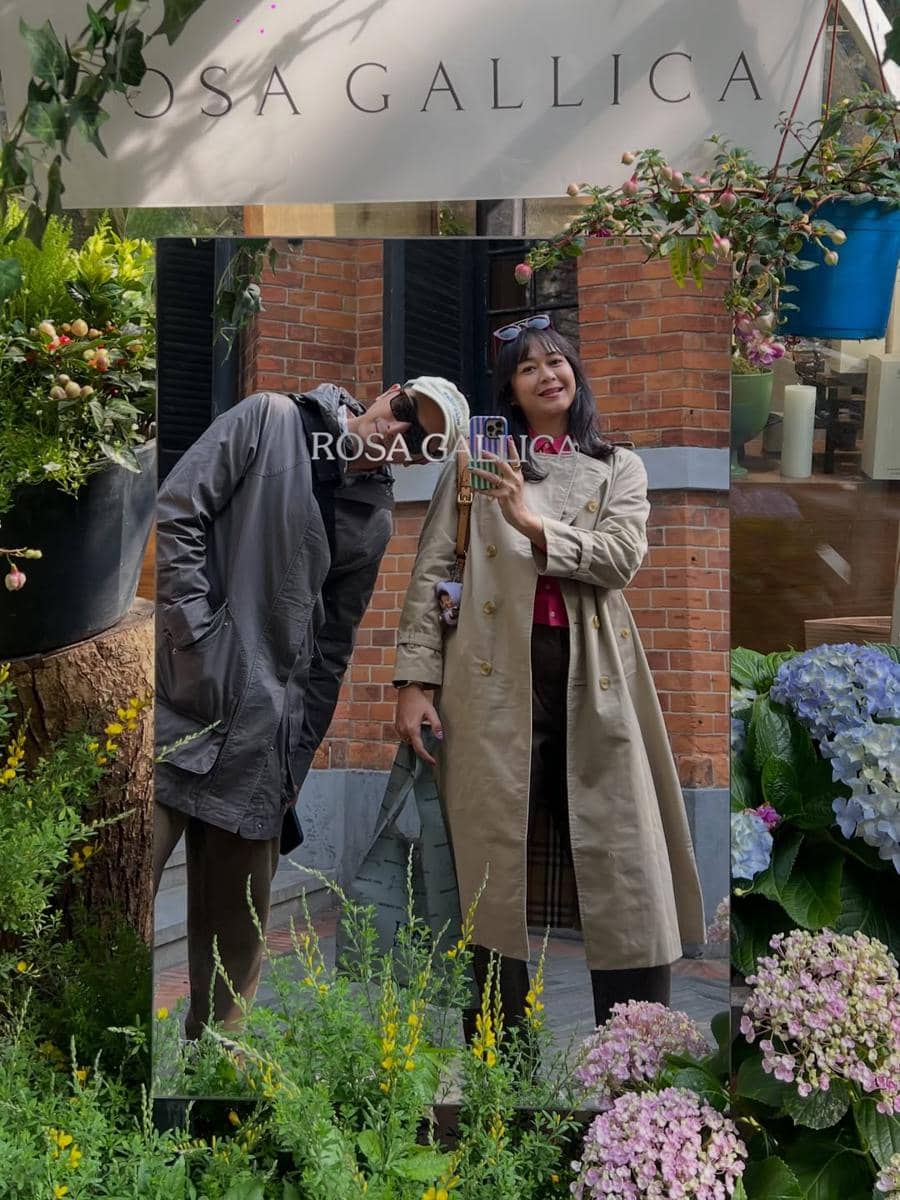 Kenes Andari dan suami berlibur ke Shanghai