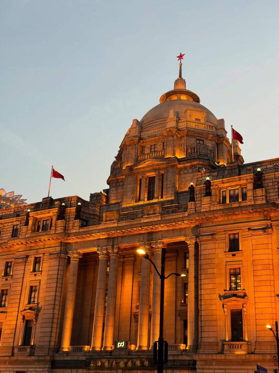 Kenes Andari dan suami berlibur ke Shanghai