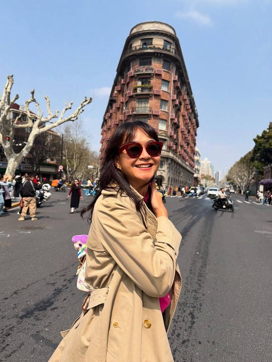 Kenes Andari dan suami berlibur ke Shanghai