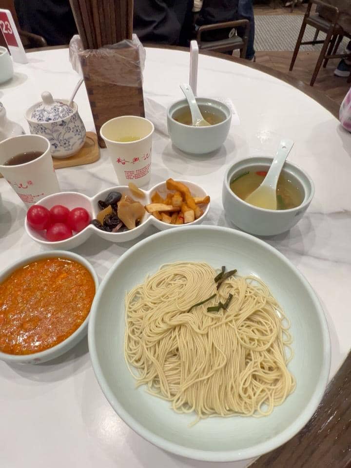 Kenes Andari dan suami berlibur ke Shanghai