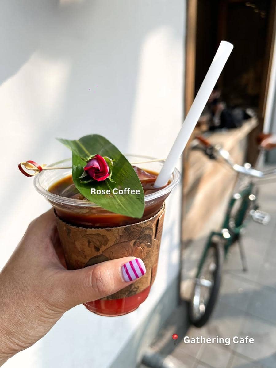 Kenes Andari dan suami berlibur ke Shanghai