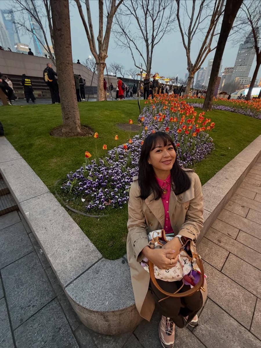 Kenes Andari dan suami berlibur ke Shanghai