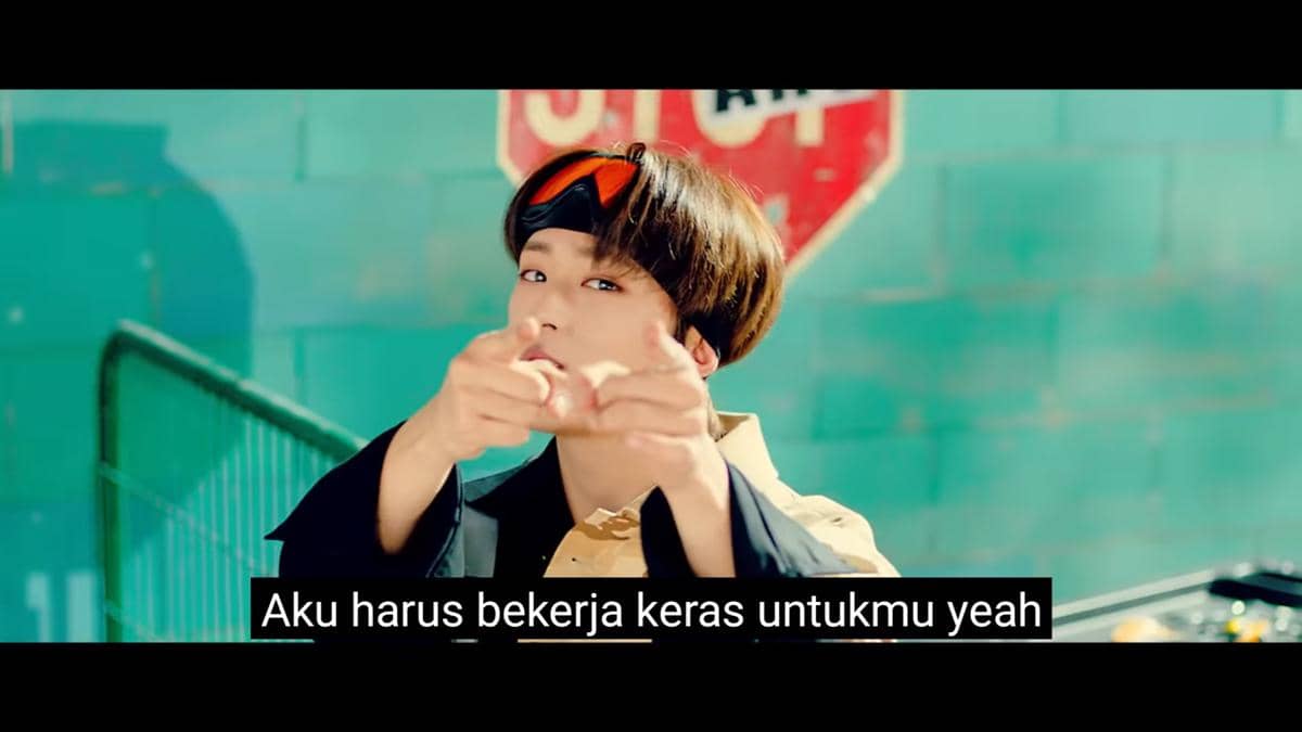 cuplikan MV "Work Hard"