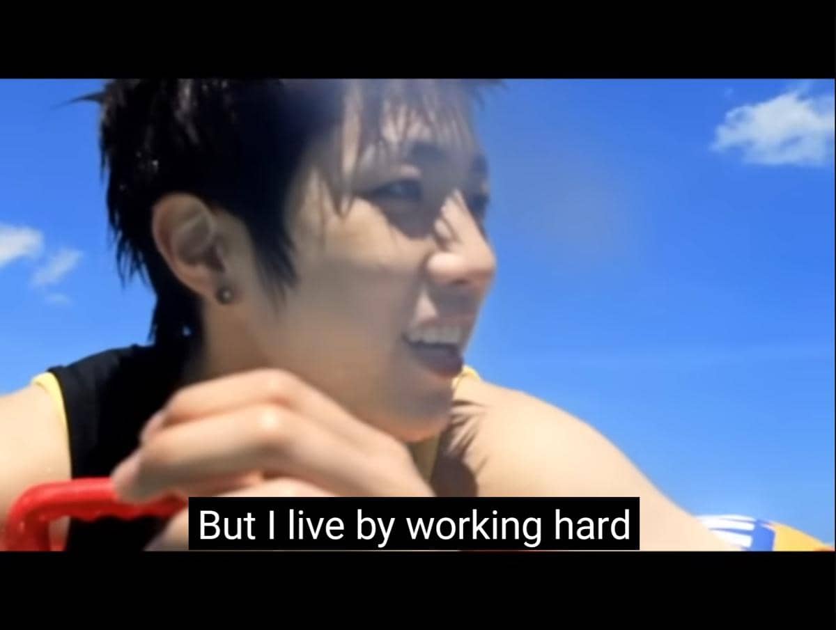 cuplikan MV "She's Back"