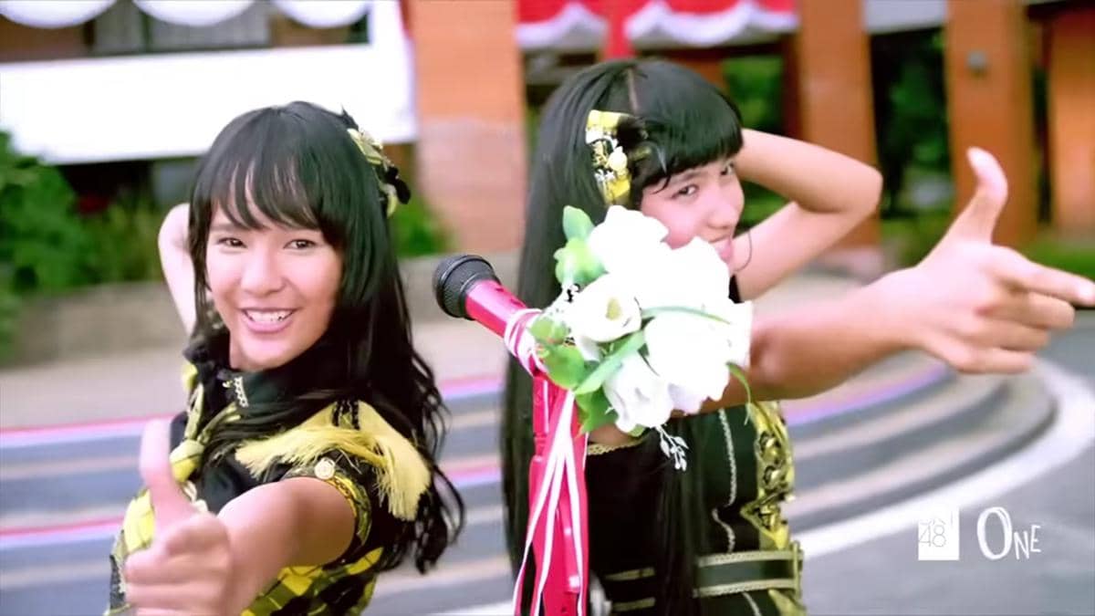 cuplikan video klip "Heavy Rotation"