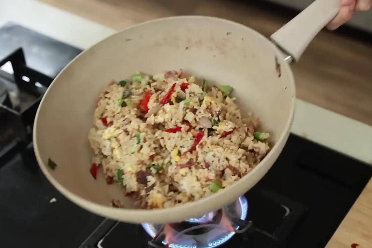 ilustrasi memasak nasi goreng kornet