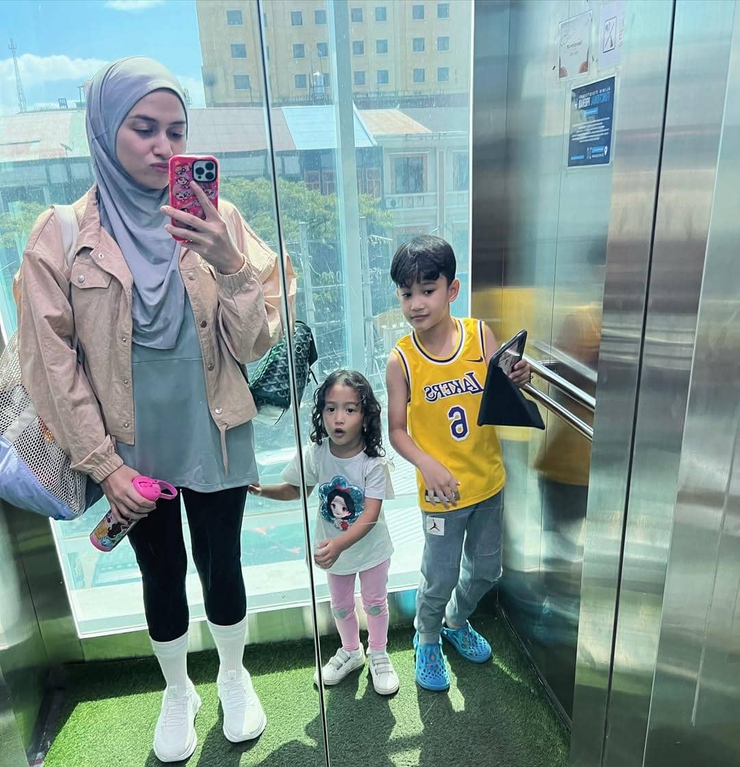 ide outfit olahraga ala Nina Zatulini 