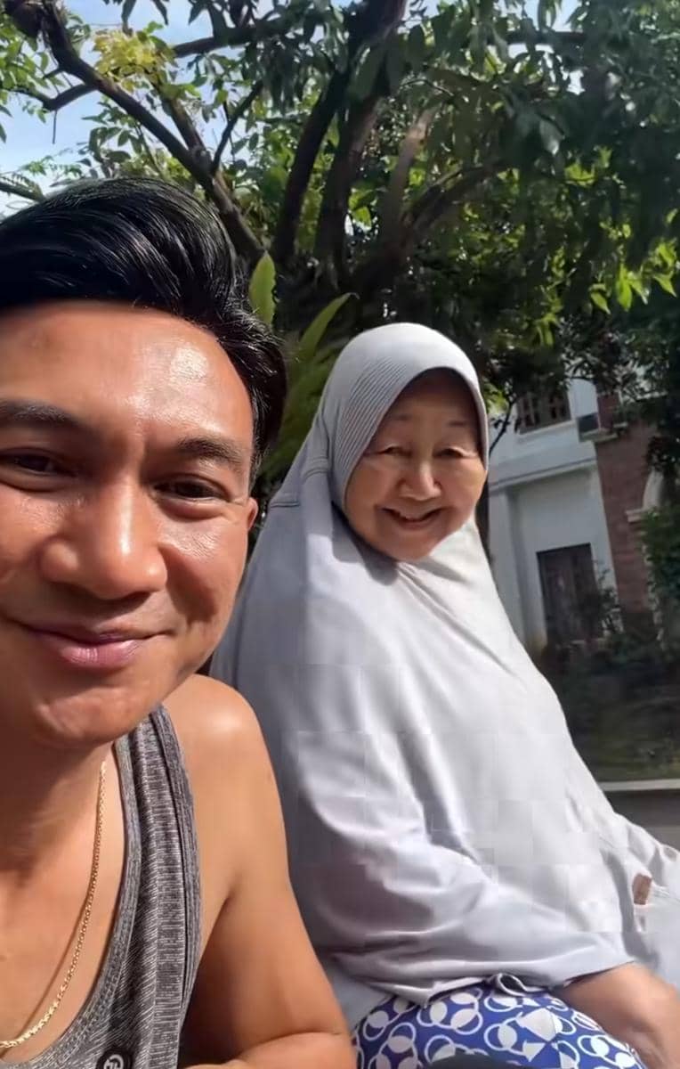 potret kenangan Anji dan ibunya