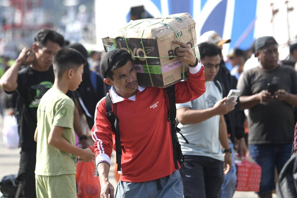 Lonjakan Arus Balik! Ratusan Penumpang Hilir Mudik di Terminal Lempake