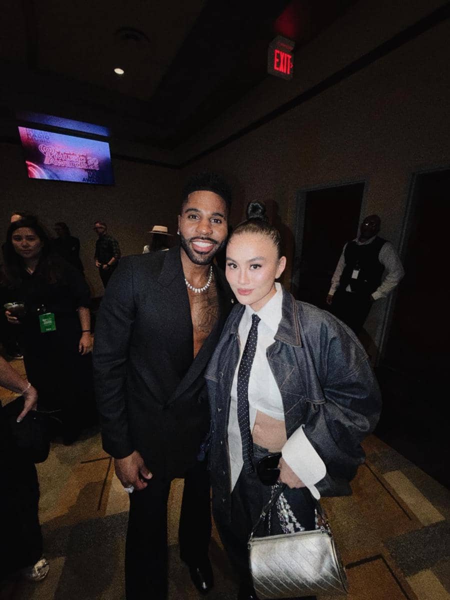 Agnez Mo dan Jason Derulo di red carpet iHeartRadio Music Awards 2026