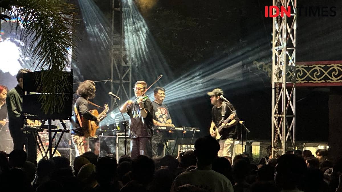 Band lokal Pontianak meriahkan “Kosong-Kosong“.