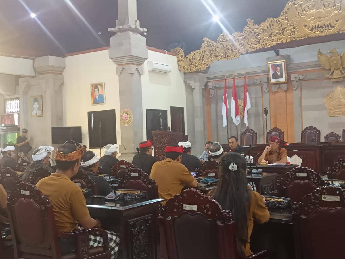 Perwakilan Desa Sesandan saat audensi ke DPRD Tabanan, Jumat (27/3/2026).