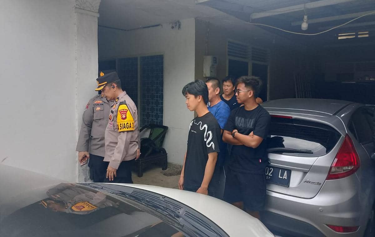 Olah TKP kepolisian di lokasi teror Bom Molotov di Palembang (Dok: Polda Sumsel)