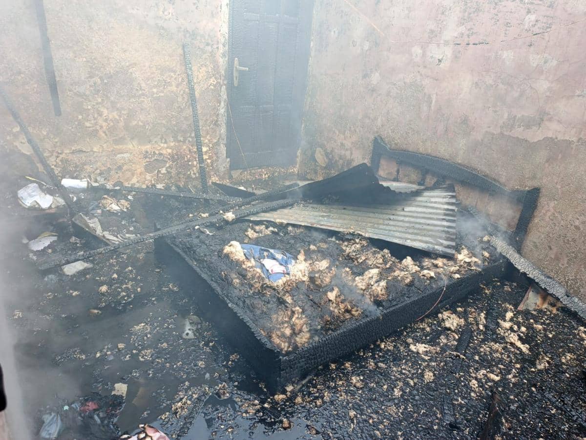 Kasur warga hangus terbakar saat kebakaran di Padang