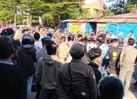 Ricuh! Warga Tolak Penggusuran Kios di Jalan Satando Makassar