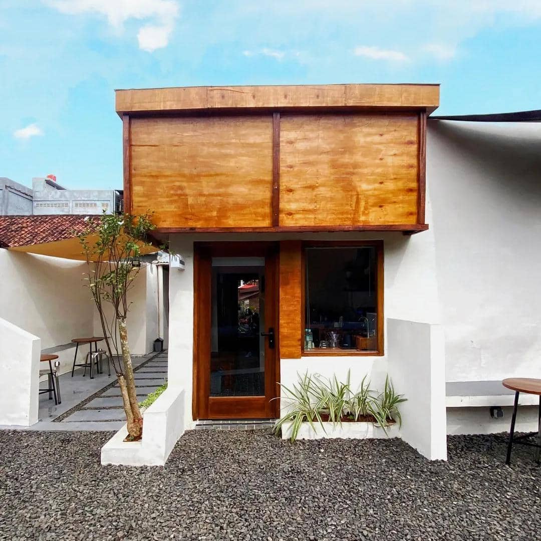 Barel Room, Cafe Hidden Gem Unik Bisa Ngopi di Pinggir Rel Kereta