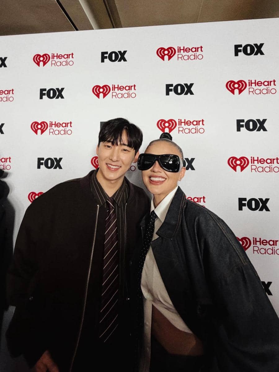 Agnez Mo dan Kevin Woo di red carpet iHeartRadio Music Awards 2026