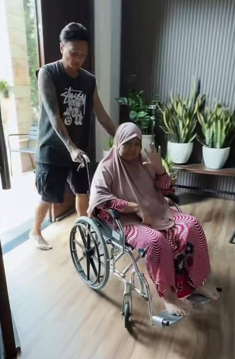 potret kenangan Anji dan ibunya