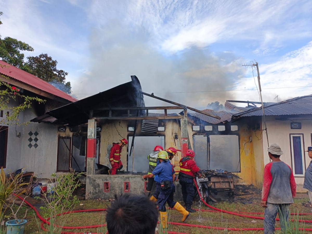 Tim Damkar Padang melakukan pemadaman di rumah warga yang terbakar