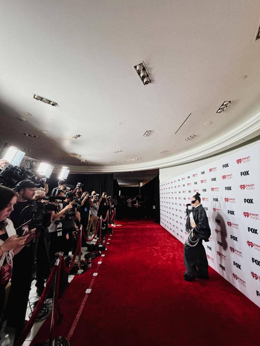 Agnez Mo di red carpet iHeartRadio Music Awards 2026