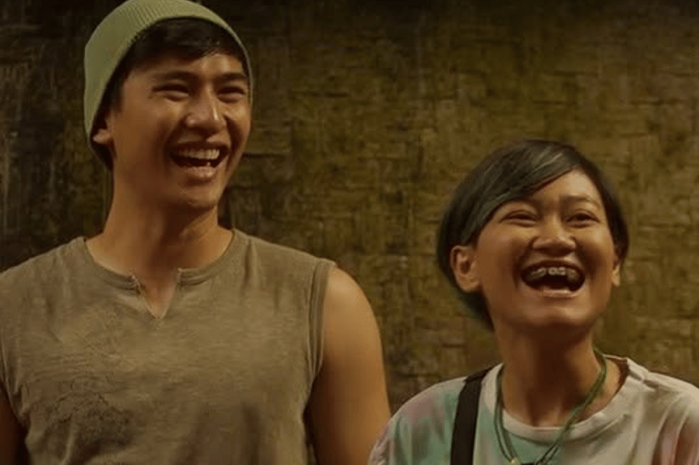 Ardit Erwandha bersama Aci Resti dalam sebuah adegan di rumah hantu film Agak Laen