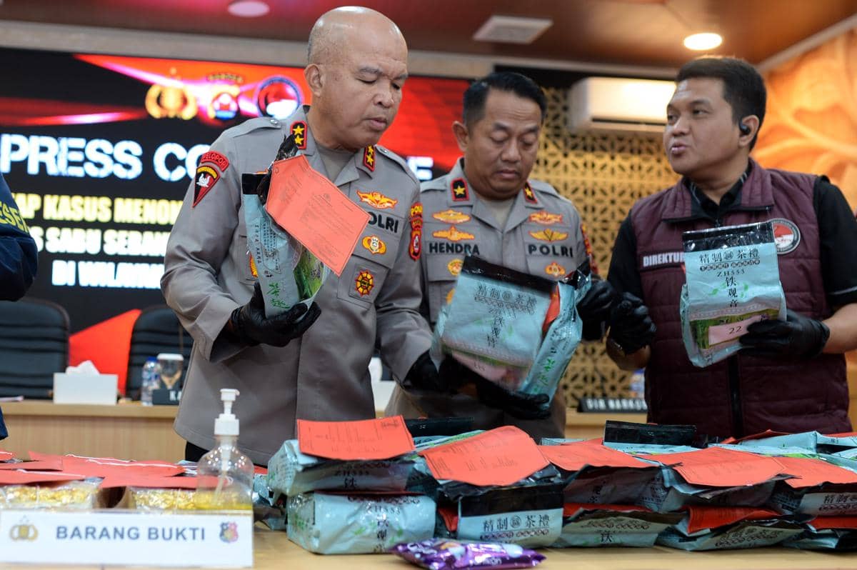 Kapolda Banten Irjen Pol Hengki (kiri) didampingi Wakapolda Banten Brigjen Pol Hendra Wirawan (tengah), dan Direktur Reserse Narkoba Polda Banten AKBP Wiwin Setiawan (kanan) 