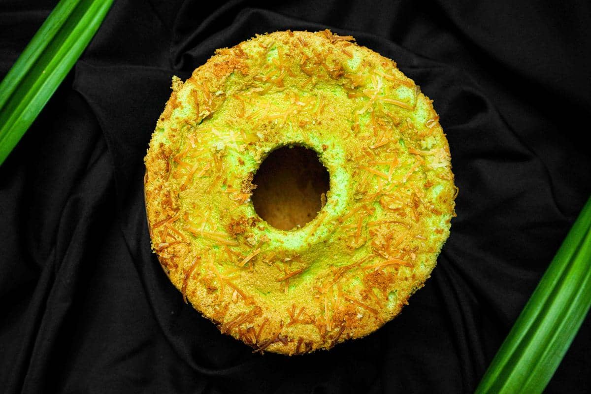 5 Trik Membuat Pandan Gula Aren Cake yang Lembut dan Wangi