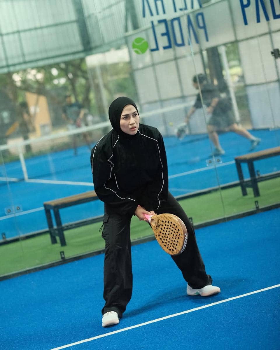 ide outfit olahraga ala Nina Zatulini 