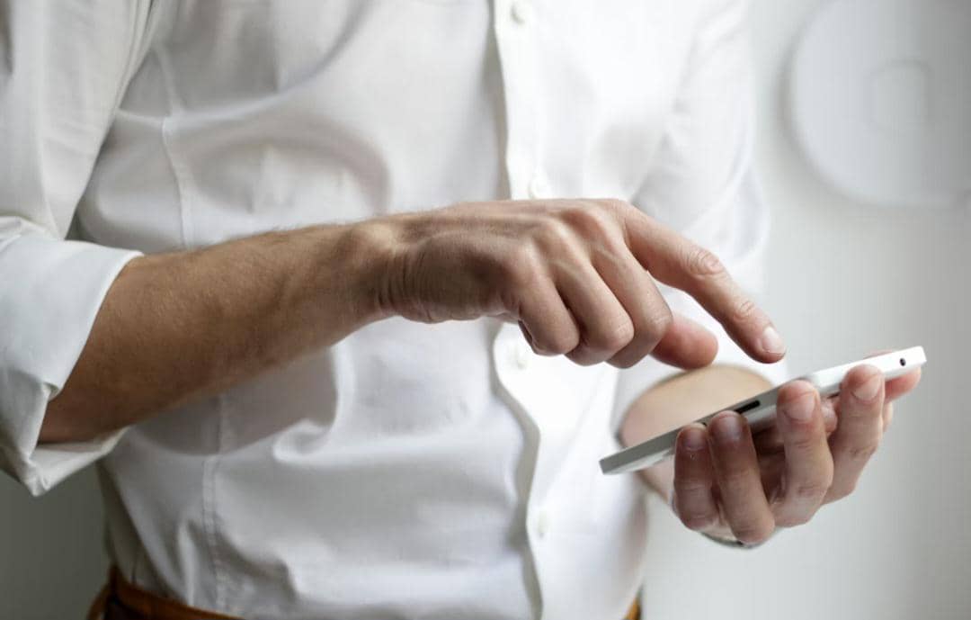 ilustrasi pegang handphone