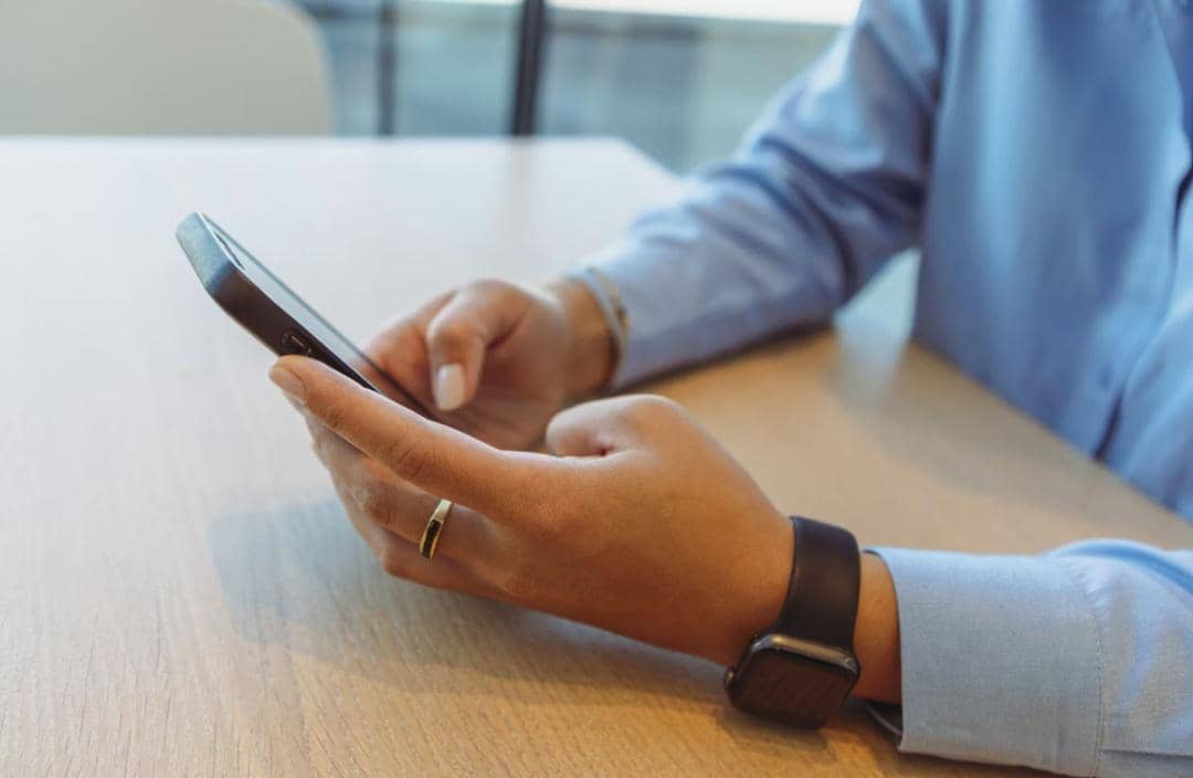 ilustrasi pegang handphone