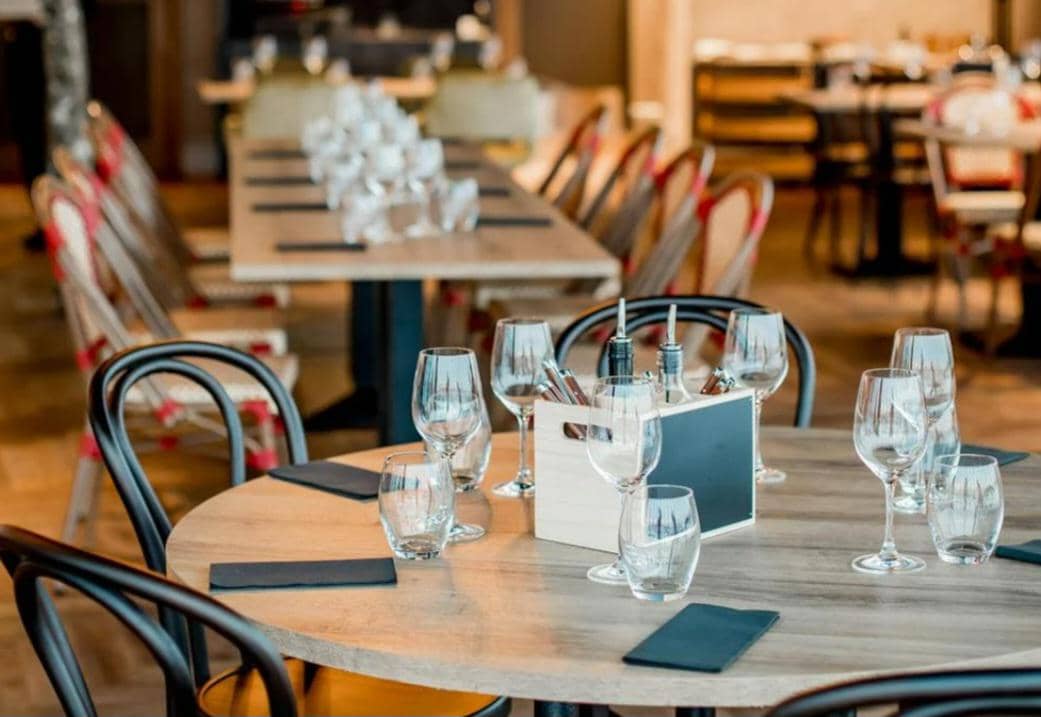 ilustrasi meja restoran