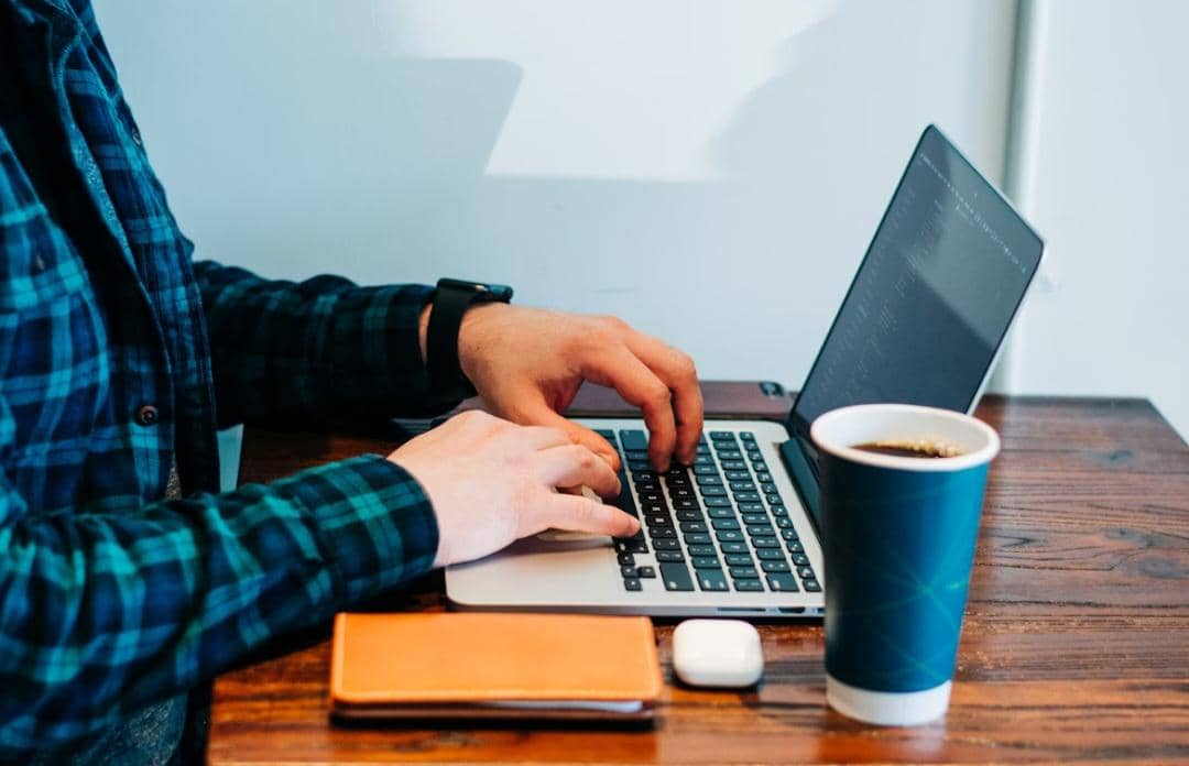 ilustrasi main laptop