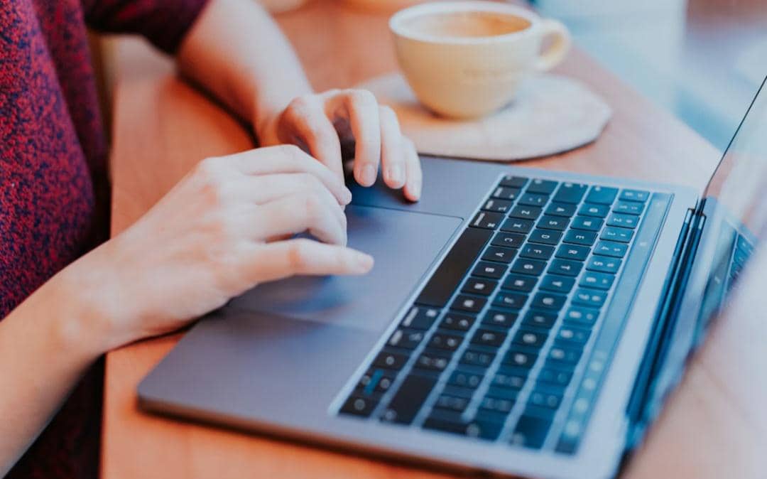 ilustrasi main laptop