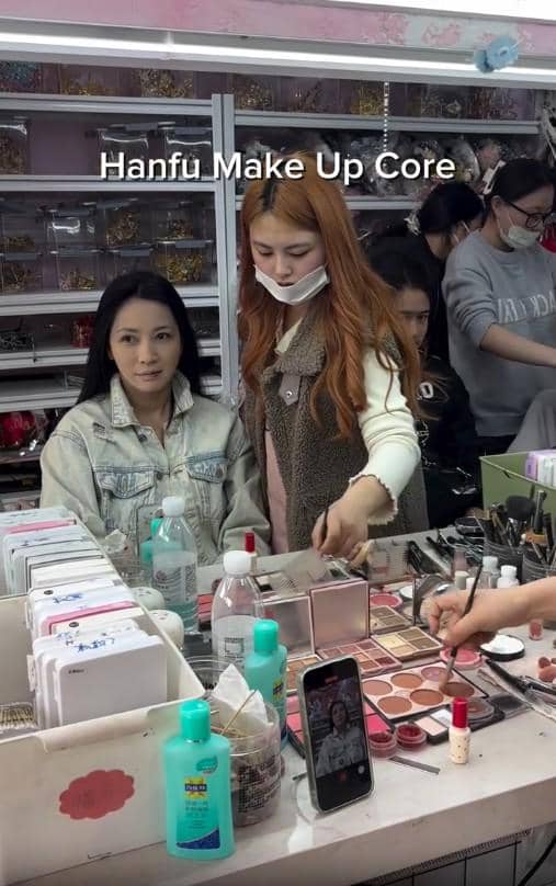 Ayu Ting Ting dan Hesti Pakai Hanfu (instagram.com/ayutingting92)