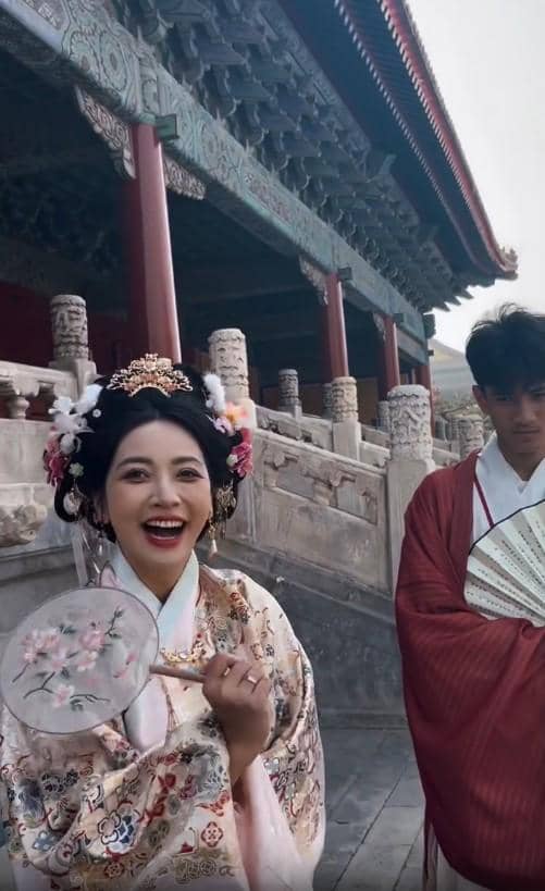 Ayu Ting Ting dan Hesti Pakai Hanfu (instagram.com/ayutingting92)