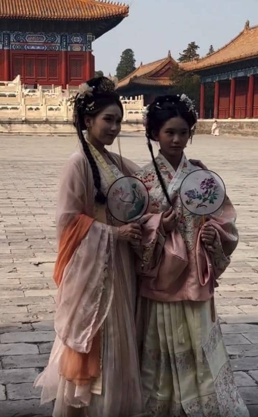 Ayu Ting Ting dan Hesti Pakai Hanfu (instagram.com/ayutingting92)