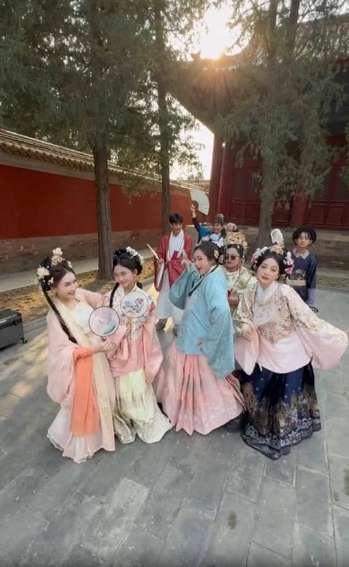 Ayu Ting Ting dan Hesti Pakai Hanfu (instagram.com/ayutingting92)