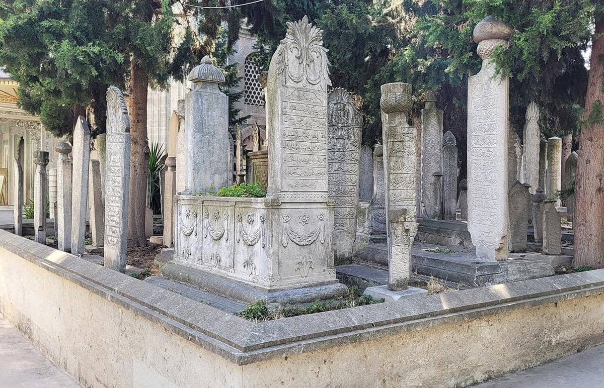 potret kompleks pemakaman di Masjid Bayezid II