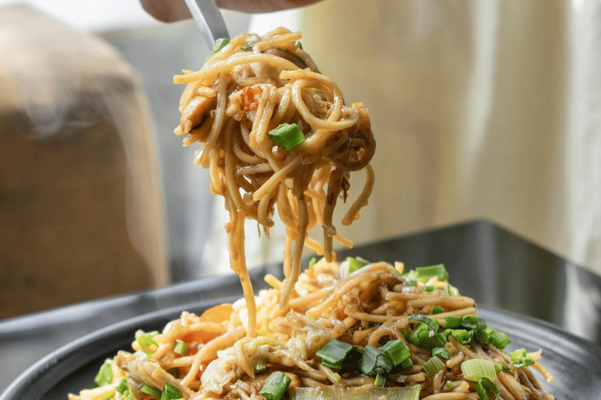 ilustrasi sajian mie garlic butter miso