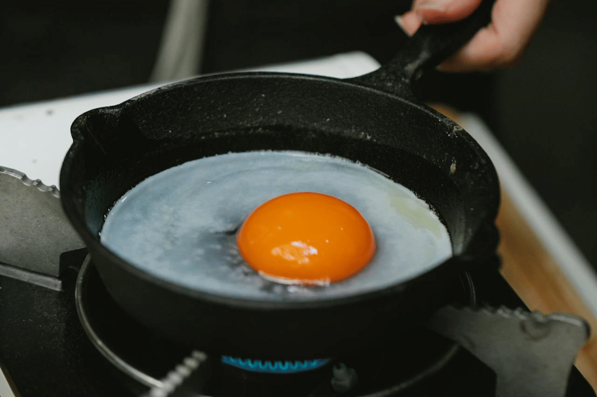 ilustrasi menggoreng telur untuk onigirazu