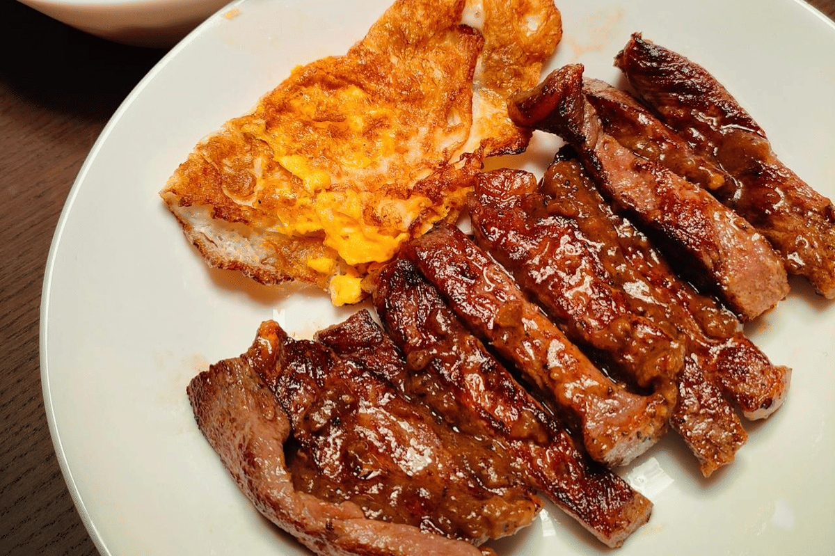 ilustrasi daging sapi dan telur